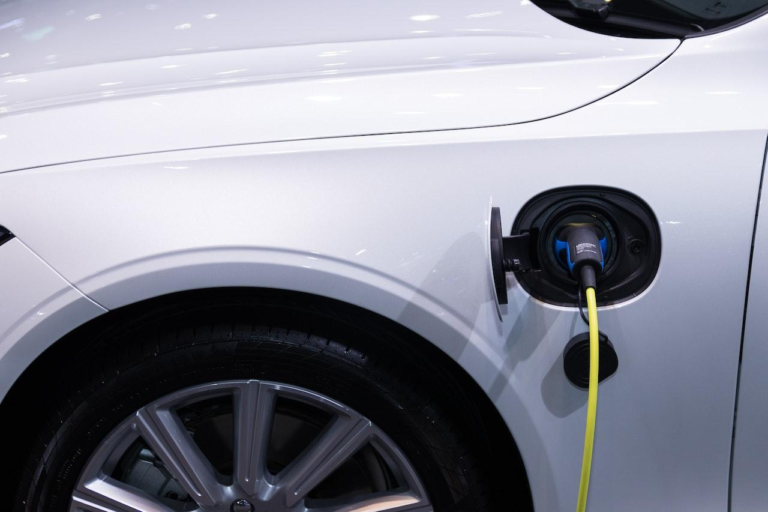 De ce ar trebui să optezi pentru o mașină electrică: beneficii și motive