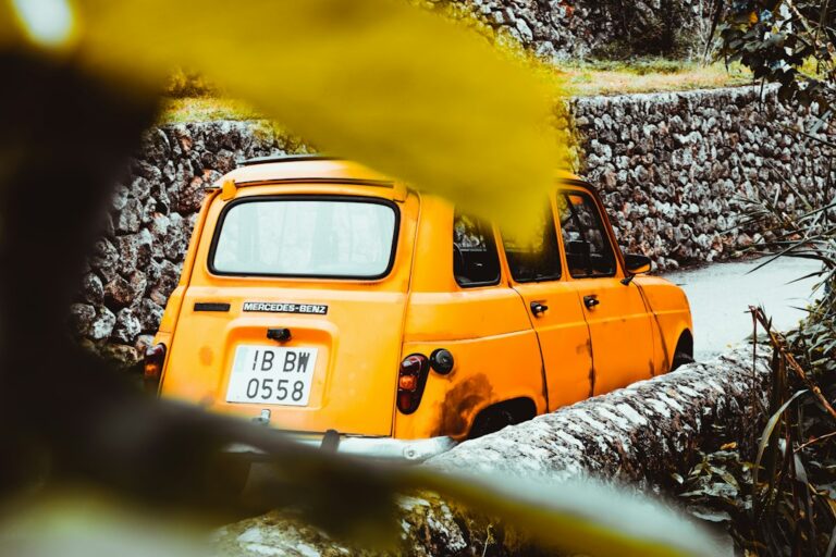 Top 5 mașini și motociclete clasice care încântă pasionații de vehicule retro