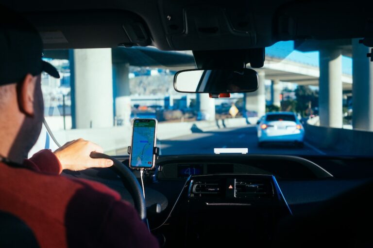 Cum să-ți eficientizezi conducerea și să reduci riscul de accidente pe șosea