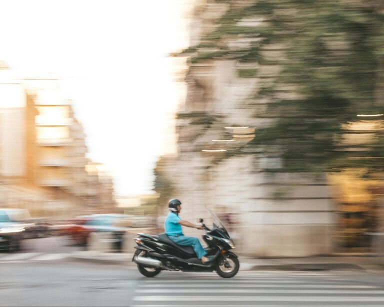 TOP 5 sfaturi pentru a folosi în siguranță un moped electric pe drumurile publice