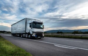 Tendințele pieței de cauciucuri camion în România: ce aleg transportatorii în 2025?