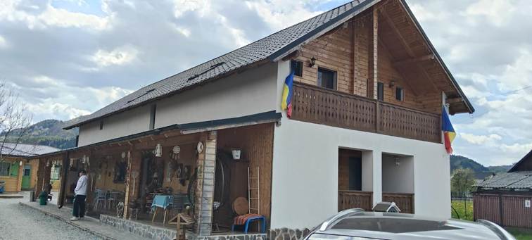 Grădina Lu’ Ion din Vișeu de Sus readuce farmecul Maramureșului autentic: tradiție vie, ospitalitate și liniște pentru turiști