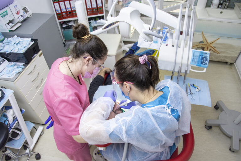 Transfer aeroport și tratament dentar în România: cum funcționează