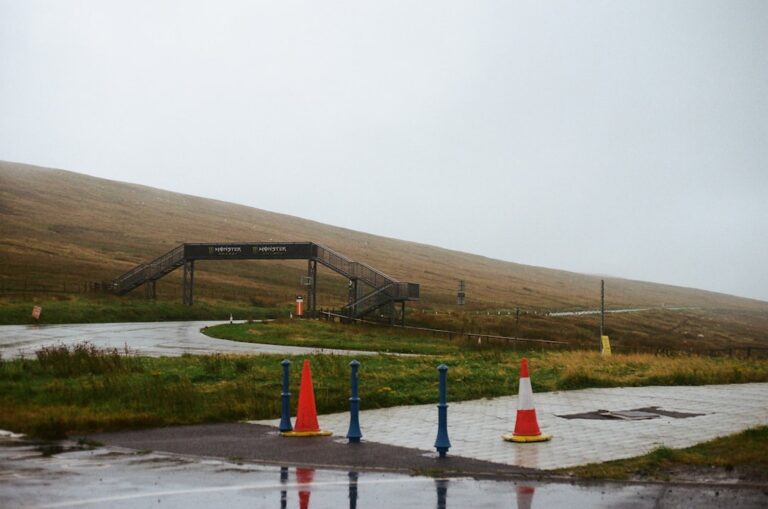 Importanța siguranței în motorsport: roll-bar, scaune și centuri omologate