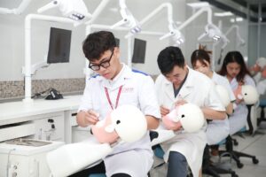 Rutina dentară de acasă: ce contează cu adevărat pe raftul din baie